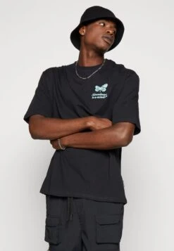 YOURTURN CHEST TEE UNISEX - T-Shirt Print - 802 - Black 11 YOURTURN CHEST TEE UNISEX - T-Shirt Print - 802 - Black -Mode Verkauf 0df043f7336d4498b652bc179d5ab6ee