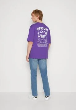 YOURTURN NOSTALGIA FUTURE TEE UNISEX - T-Shirt Print - Purple -Mode Verkauf 2d839d25c2b84fd3af3e4aec65254a06