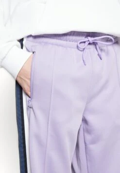 YOURTURN UNISEX - Jogginghose - Lilac -Mode Verkauf 2e3bfe98a1a743299dfd52708e77761b