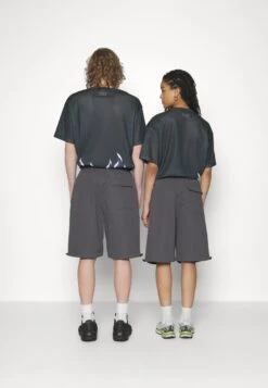 YOURTURN GENDERLESS PARACHUTE SHORTS UNISEX - Shorts - Dark Grey 10 YOURTURN GENDERLESS PARACHUTE SHORTS UNISEX - Shorts - Dark Grey -Mode Verkauf 461c3a03b9af4250a48d4e57a95fd4e3