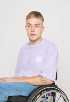 YOURTURN UNISEX - T-Shirt Print - Purple -Mode Verkauf 9d1db103ea5f4fd7b962f650cab34753