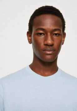 YOURTURN UNISEX - T-Shirt Basic - Light Blue 11 YOURTURN UNISEX - T-Shirt Basic - Light Blue -Mode Verkauf b688a4203028415f8644abd7f9f50f39