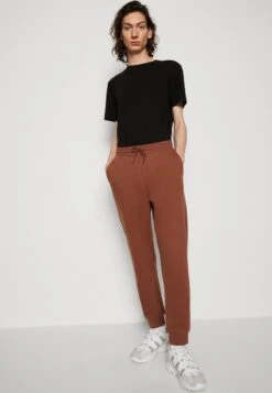 YOURTURN UNISEX 2 PACK - Jogginghose - Brown/off-white -Mode Verkauf ba3da3ef225f481282590ce220fcc42c